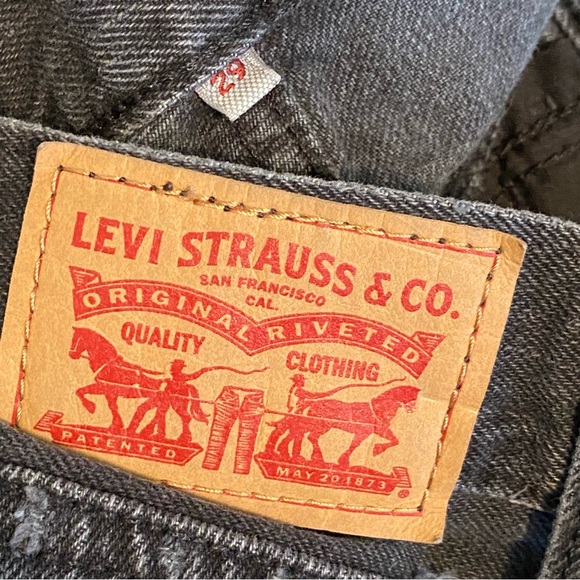 Levi Strauss & Co. size 29 Women’s Black Distressed Denim Cutoff Jean Shorts - Picture 5 of 6